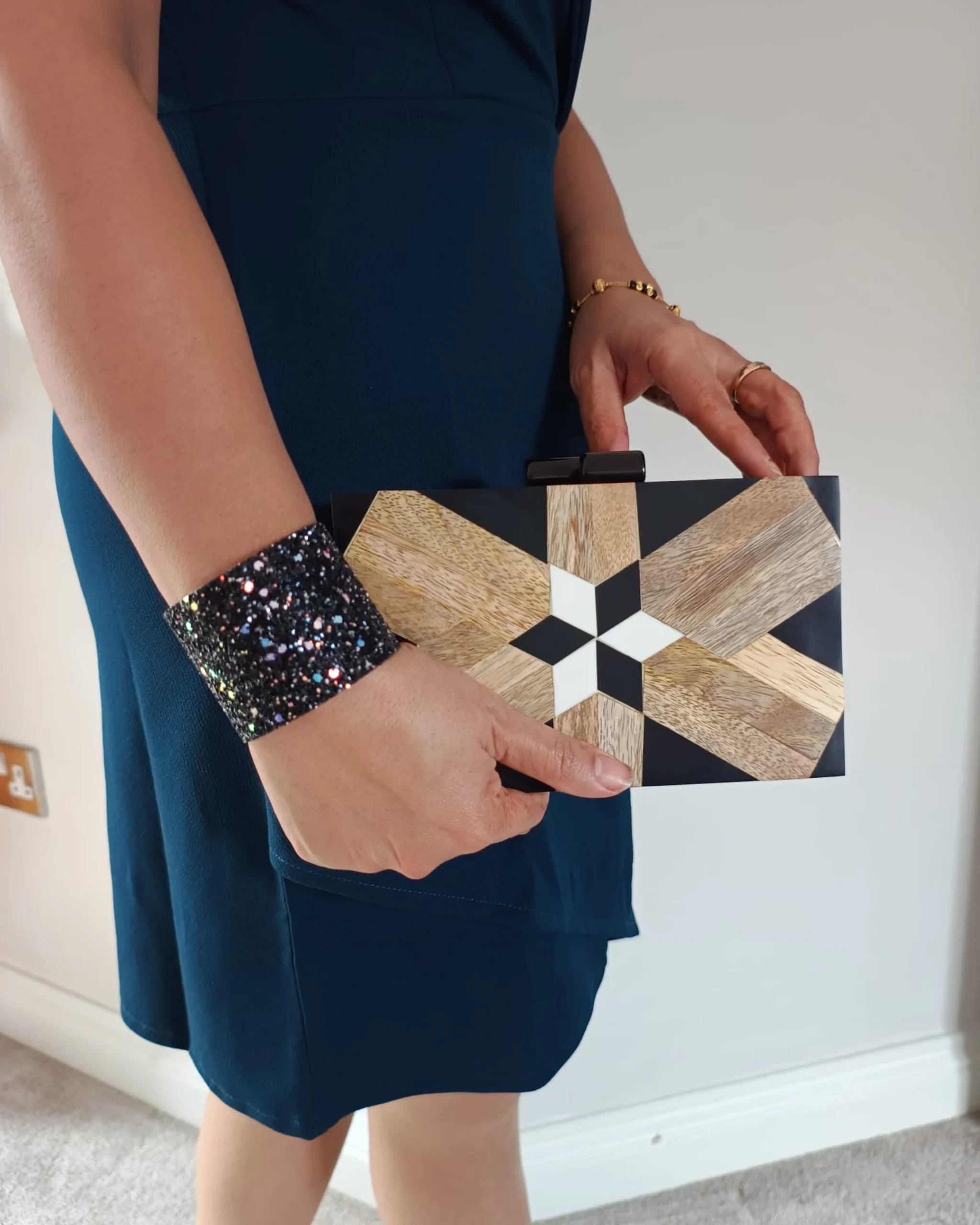 Women Trendy Metal Clutch Hand Bag - Image 13